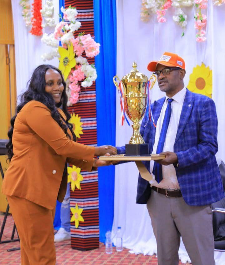 የሆሳዕና የከተማው አስተዳደር ፋይናንስ ጽ/ቤት በተጠናቀቀው በጀት ዓመት የላቀ አፈፃፀም በማስመዝገብ በዞን ደረጀ 1ኛ በማግኘት ዋንጫና የምስክር ወረቀት ተሸላሚ መሆኑ ተገለፀ ።