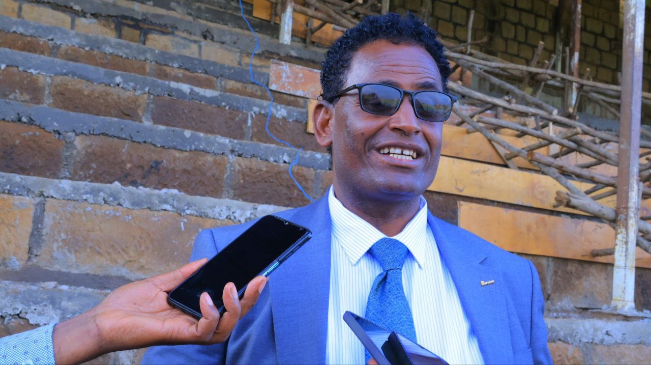 የሆሳዕና ከተማ አስተዳደር አመራሮች የአመራር ስልጠና መድረክ ካጠናቀቁ በኋላ በከተማው እየተሠራ ያሉ የልማት ስራዎችን ተዘዋውረው ጉብኝት አድርገዋል ።