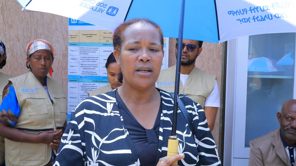 በሆሳዕና ከተማ ኤስ ኦ ኤስ የህፃናት መንደር ሀዋሳ ፕሮግራም አራዳ ፕሮጀክት በህፃናት ደህንነትና ጥበቃ ላይ ትኩረት አድርገው ለሚሰሩ ተቋማት ከ500ሺህ ብር በላይ ግምት ያላቸው የቢሮ ቁሳቁሶች ድጋፍ አደረገ።