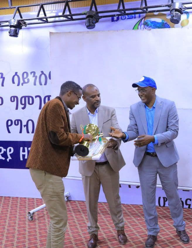 የሆሳዕና ከተማ አስተዳደር ንግድና ገበያ ልማት ጽ/ቤት በተጠናቀቀው በጀት ዓመት የላቀ አፈፃፀም በማስመዝገብ በዞን ደረጀ 1ኛ በማግኘት ዋንጫና የምስክር ወረቀት ተሸላሚ መሆኑ ተገለፀ ።