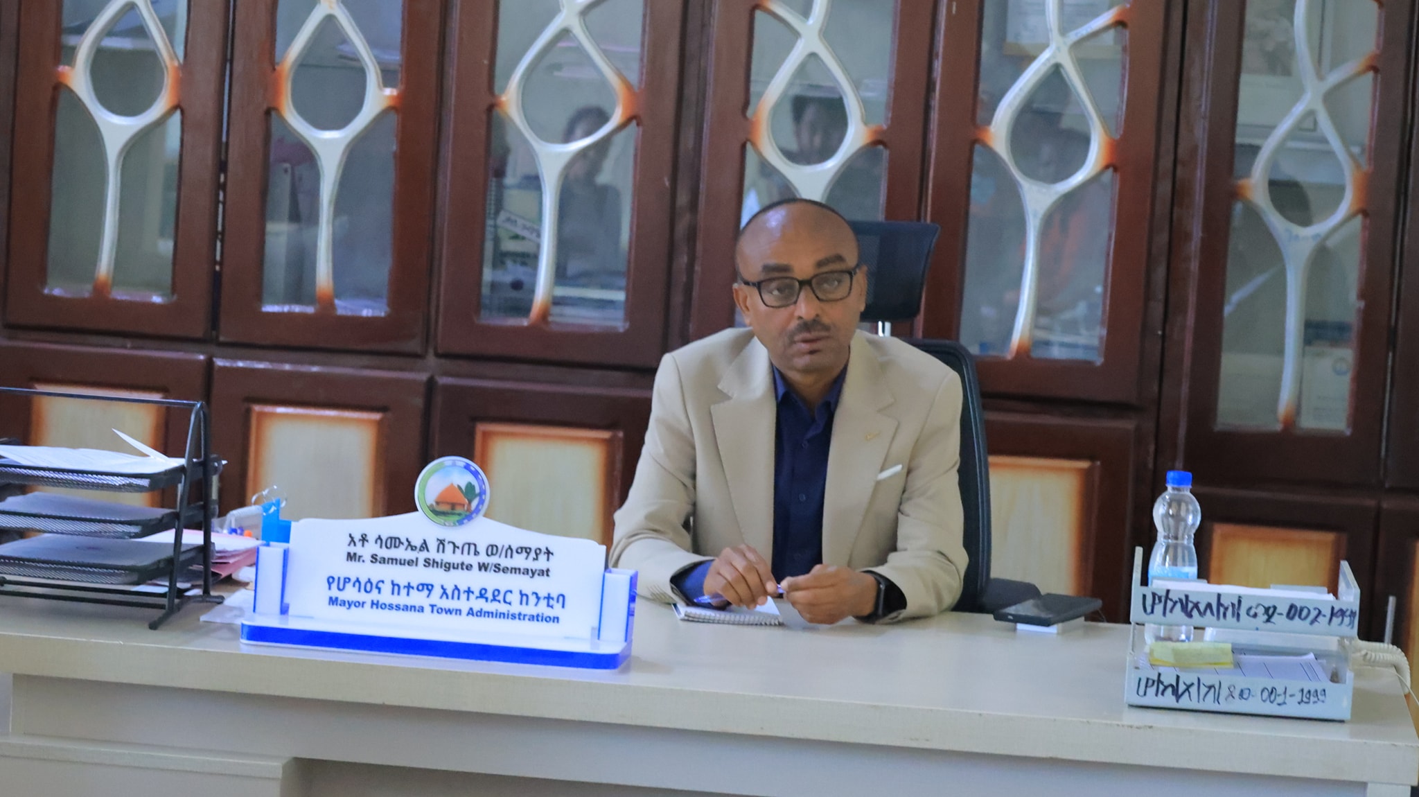 በሆሳዕና ከተማ አስተዳደር ከንቲባ አቶ ሳሙኤል ሽጉጤ ኤስ ኦ ኤስ የህፃናት መንደሮች ሀዋሳ ፕሮግራም አራዳ ፕሮጀክት በሚያከናውናቸው የልማት ሥራዎች ዙሪያ ከፕሮጀክቱ ተወካዮች ጋር ተወያይተዋል ።