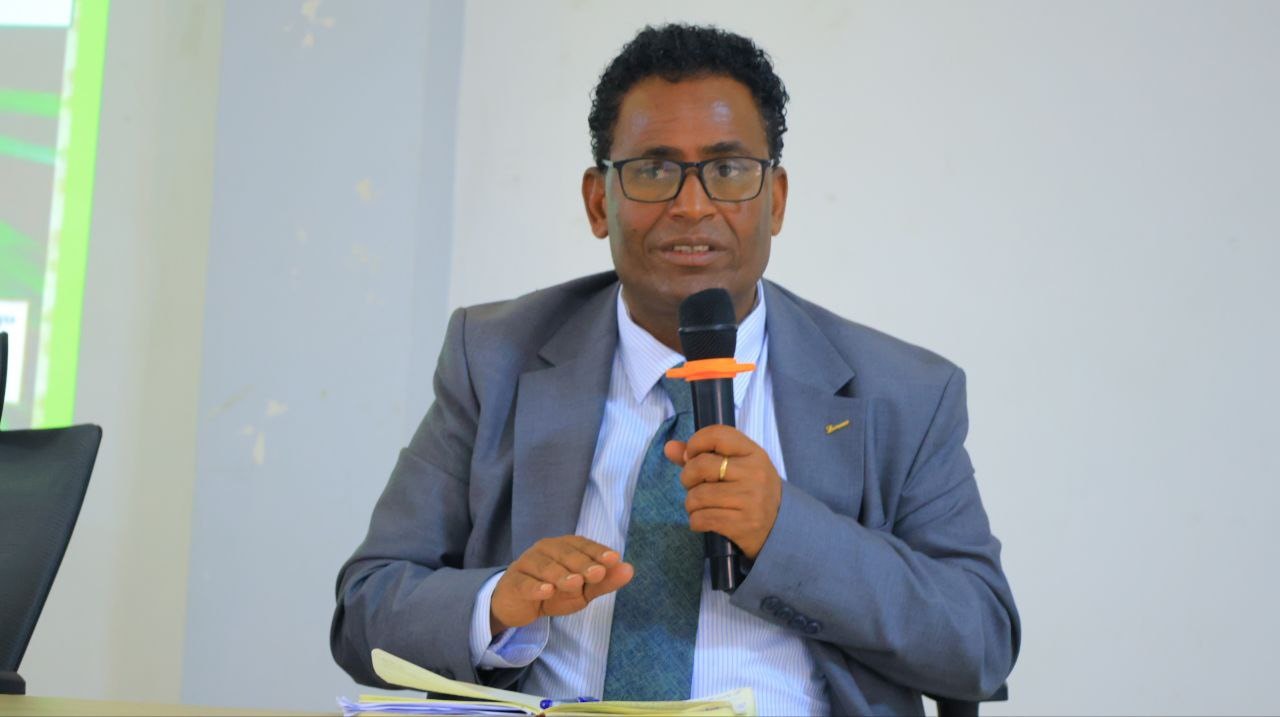 በሆሳዕና ከተማ አስተዳደር ከአገልግሎት አሰጣጥ ጋር የተያያዙ የመልካም አስተዳደር ችግሮች ለመፍታት አመራሩ በቁርጠኝነትና በተጠያቂነት መንፈስ ሊሰራ እንደሚገባ ተገለፀ ።