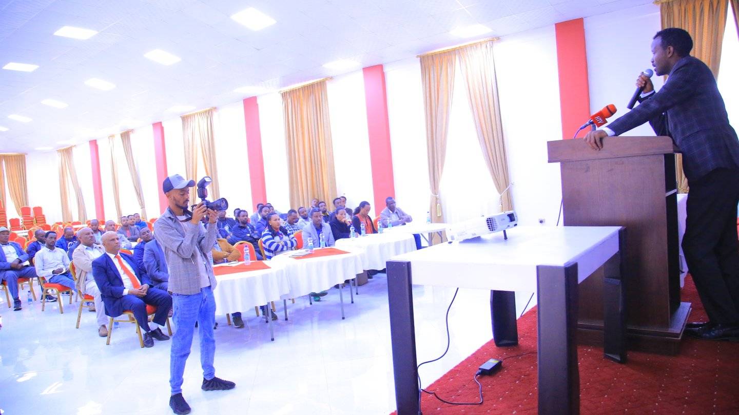 የሆሳዕና ከተማ የውስጥ ለውስጥ አስፋልት መንገዶች ማስፋፊያ ፕሮጀክት አካል የሆኑ የነባር አስፋልት መንገድ የደረጃ ማሻሻያ 10ኪ.ሜ ፣ የሎት_2 እና ፌዝ_2 20 ኪ.ሜ መንገድና የሴች ዱና ቀበሌ ጤና ጣቢያ ግንባታ ፕሮጀክት ዲዛይን ላይ ገለጻና ውይይት መድረክ ተካሄደዋል ።