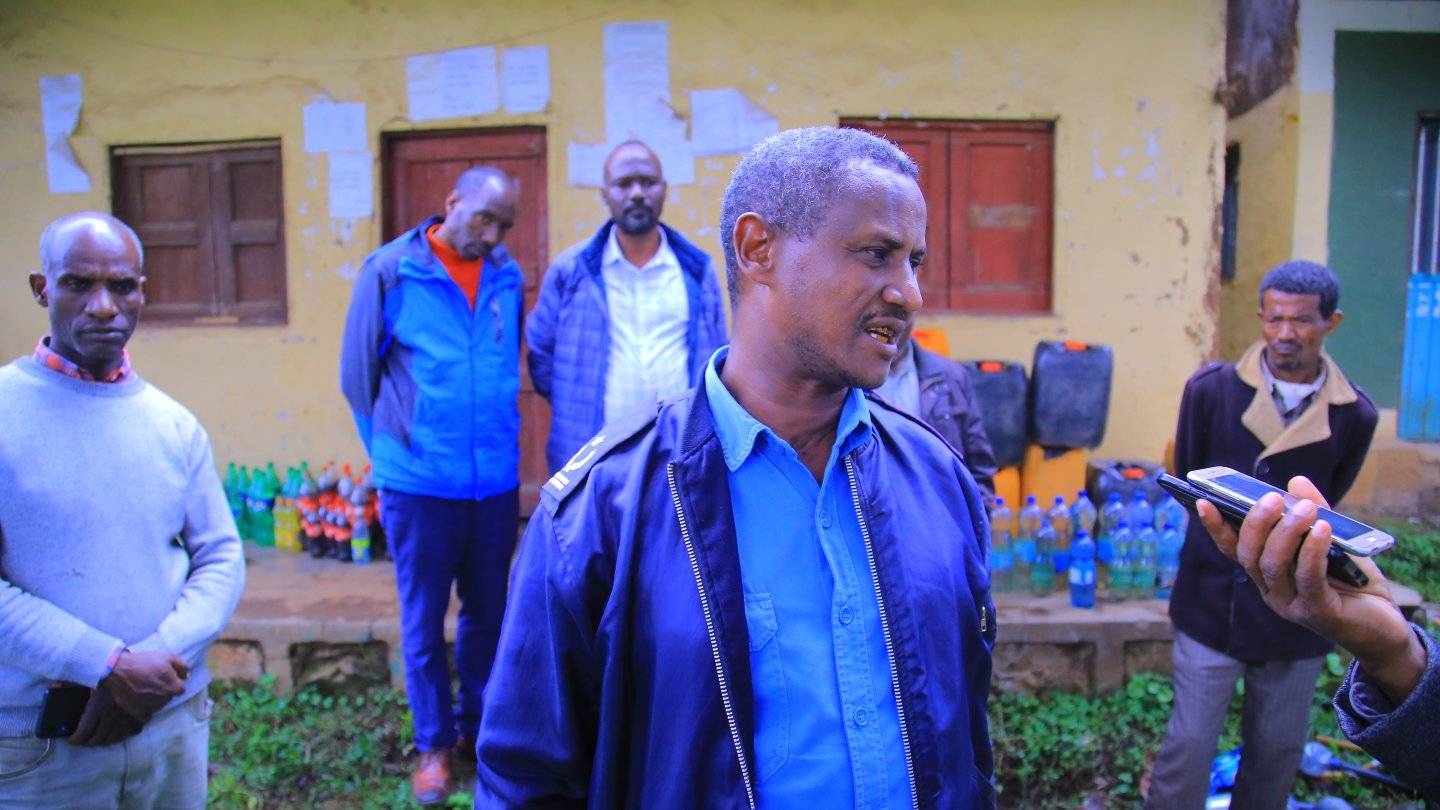 በሆሳዕና ከተማ የጃሎ ናራሞ ቀበሌ ከባለድርሻ አካላት ጋራ በመሆን በየመንገድ ዳር የሚቸረቸረዉን ህገ-ወጥ ቤንዚንና ጊዜ ያለፈበትን የመጠጥ ምርቶችን በቁጥጥር ሥር አዋሉ ።
