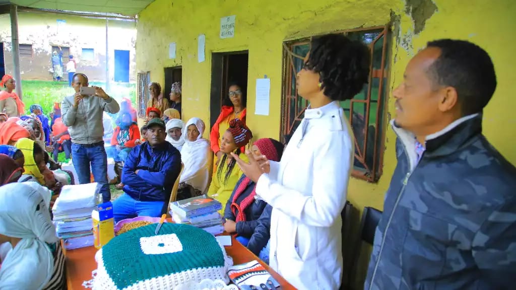 በሆሳዕና ከተማ የሄጦ ቀበሌ አስተዳደር "ከእኛው ለእኛ "በሚል መሪ ቃል ከቀበሌ ማህበረሰብ ጋር በመተባበር ለ42 አቅመ ደካማ አረጋውያንና ለዘማች ቤተሰቦች የምግብ ፣ የትምህርት ቁሳቁስና የአልባሳት ድጋፍ አደረገ።