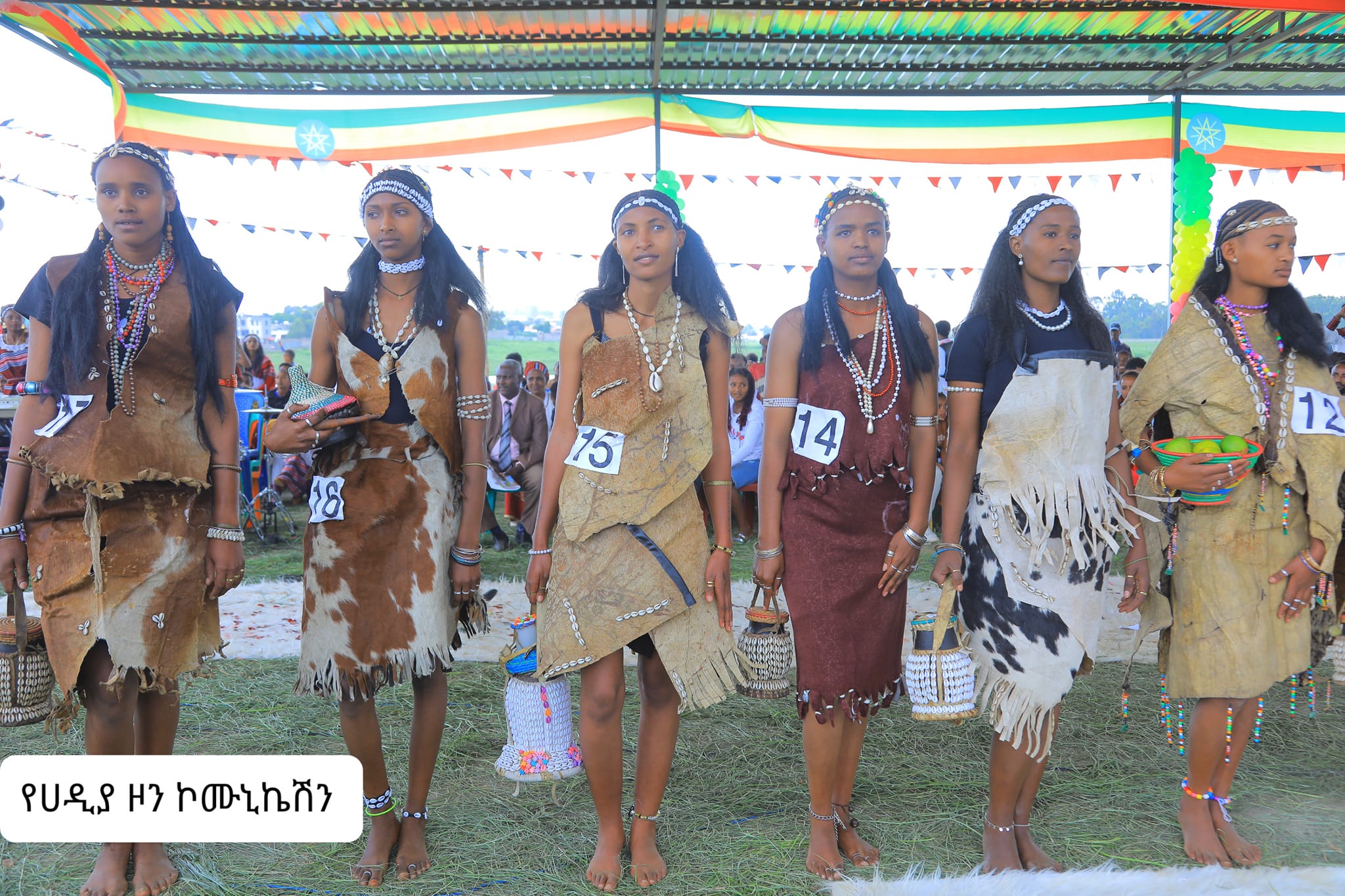 የሀዲያ ብሔር ዘመን መለወጫ "ያሆዴ" ክብረ በዓልን ከሚያደምቁት መካከል የሚስ ሀዲያ የቁንጅና ውድድር አንዱ ነው።