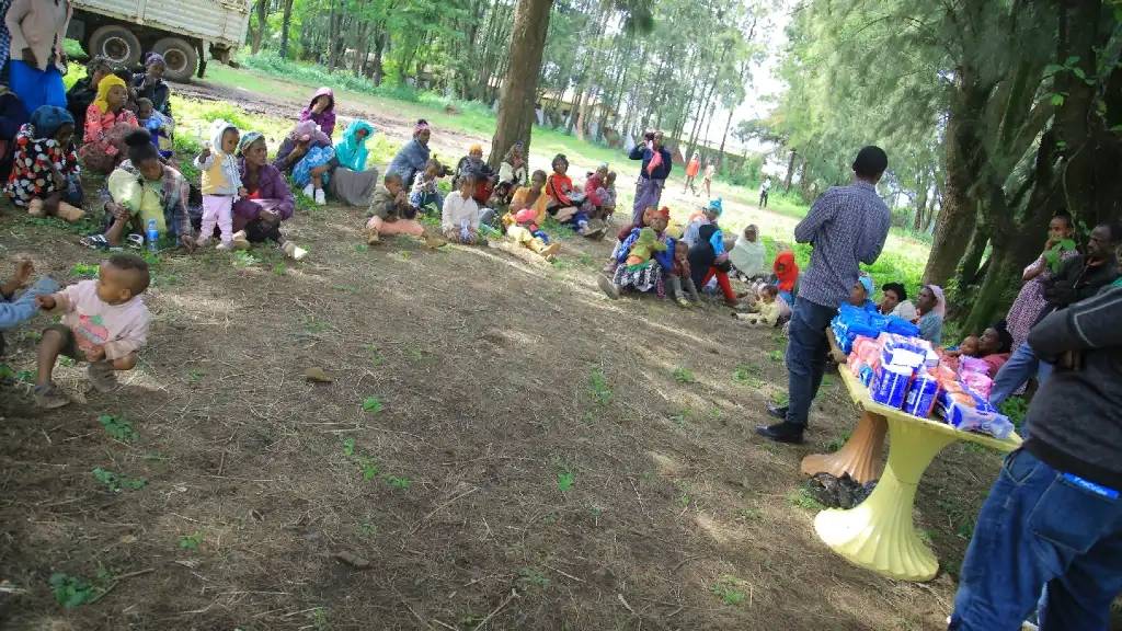 የሆሳዕና ከተማ ተስፋ ኪነ-ጥበብ ፀረ-ኤድስና ስነ-ተዋልዶ ጤና ማህበር ከኦሮሚያ ክልል ምስራቅ ሸዋ ዞን ፈንታሌና ቦሰት ወረዳ አሸባሪው ኦነግ ሸኔ በፈጠረው የፀጥታ ችግር ተፈናቅለው በሆሳዕና ከተማ ለሚገኙ ሴቶችና ህፃናት የንፅህና መጠበቂያ ድጋፍ አደረገ።