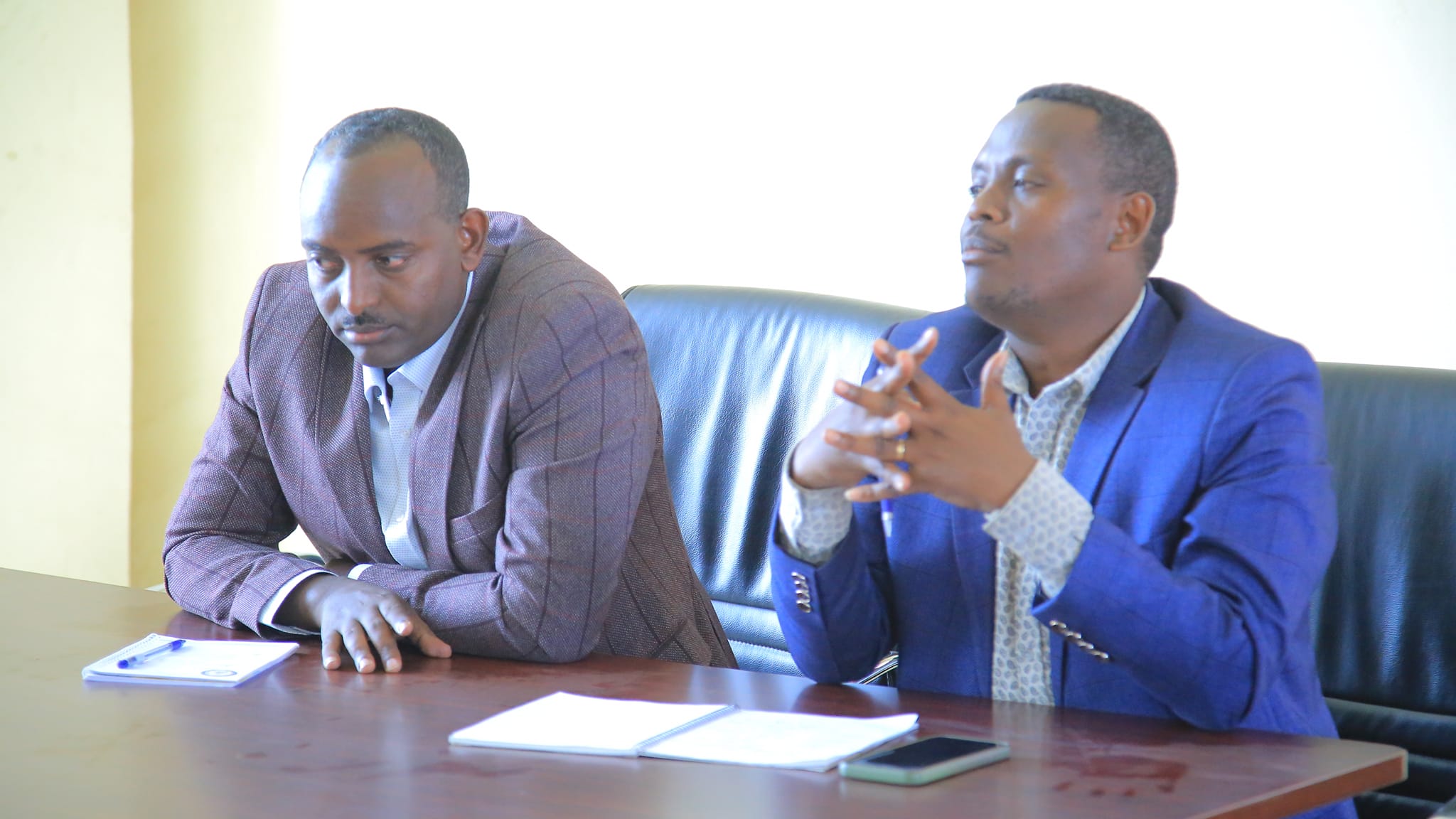 የሆሳዕና ከተማ አስተዳደር ፑል አመራሮች በነበራዊ ጉዳዮች እና ከአዲሱ ሥራ አስፈፃሚ አመራር አካላት ጋር የትውውቅ መድረክ ተካሄደ ።