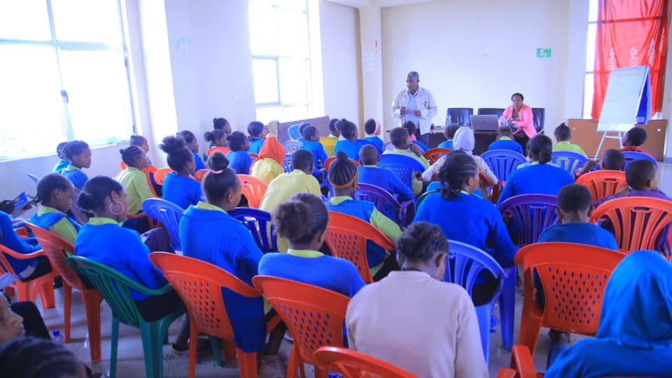 በሆሳዕና ከተማ አስተዳደር ሴቶችና ህፃናት ጉዳይ ጽ/ቤት በህፃናት ፓርላማ የአሰራር ማንዋል ላይ ከኤስኦኤስ ህፃናት መንደር ሆሳዕና አራዳ ፕሮጀክት ጋር በመተባበር ለ100 ህፃናት ስልጠና ተሰጥቷል ።
